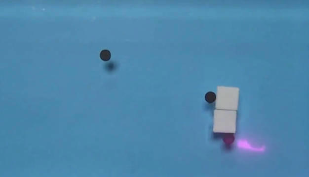 中科院研发出可在水面游动的微型机器人，通过光、磁场控制移动